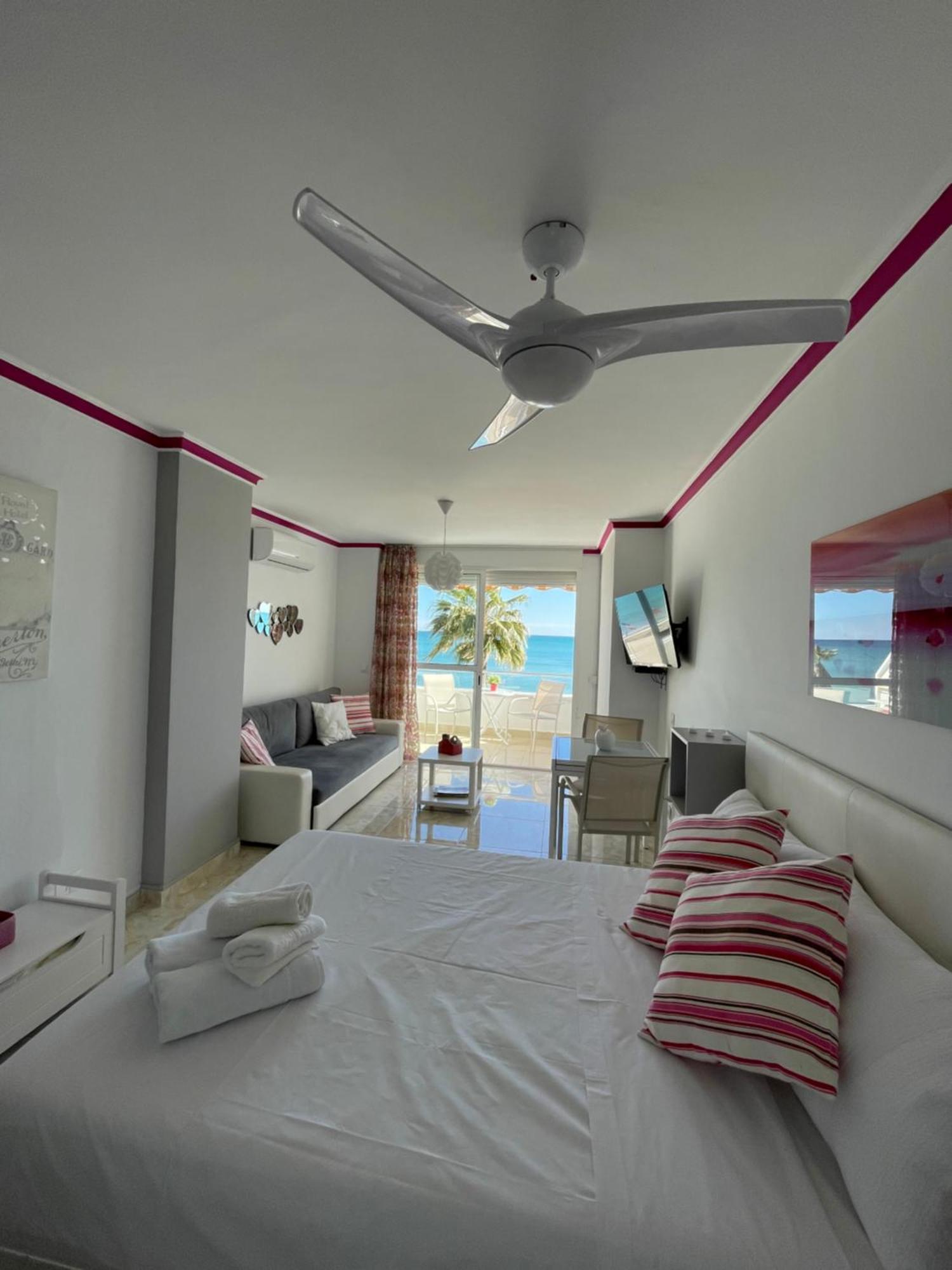 Roca Chica. Studio - First Line Beach Torremolinos Dış mekan fotoğraf