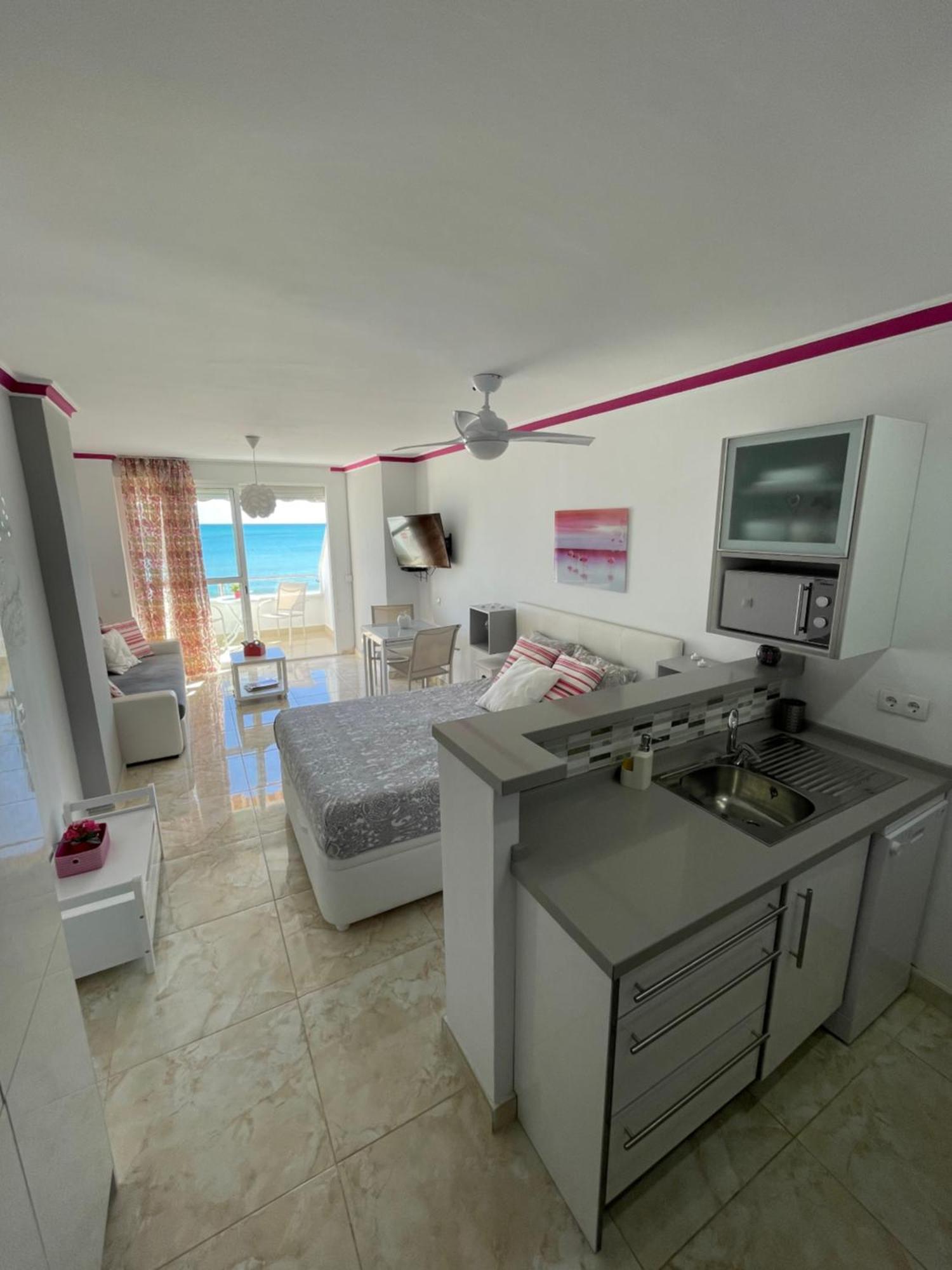 Roca Chica. Studio - First Line Beach Torremolinos Dış mekan fotoğraf