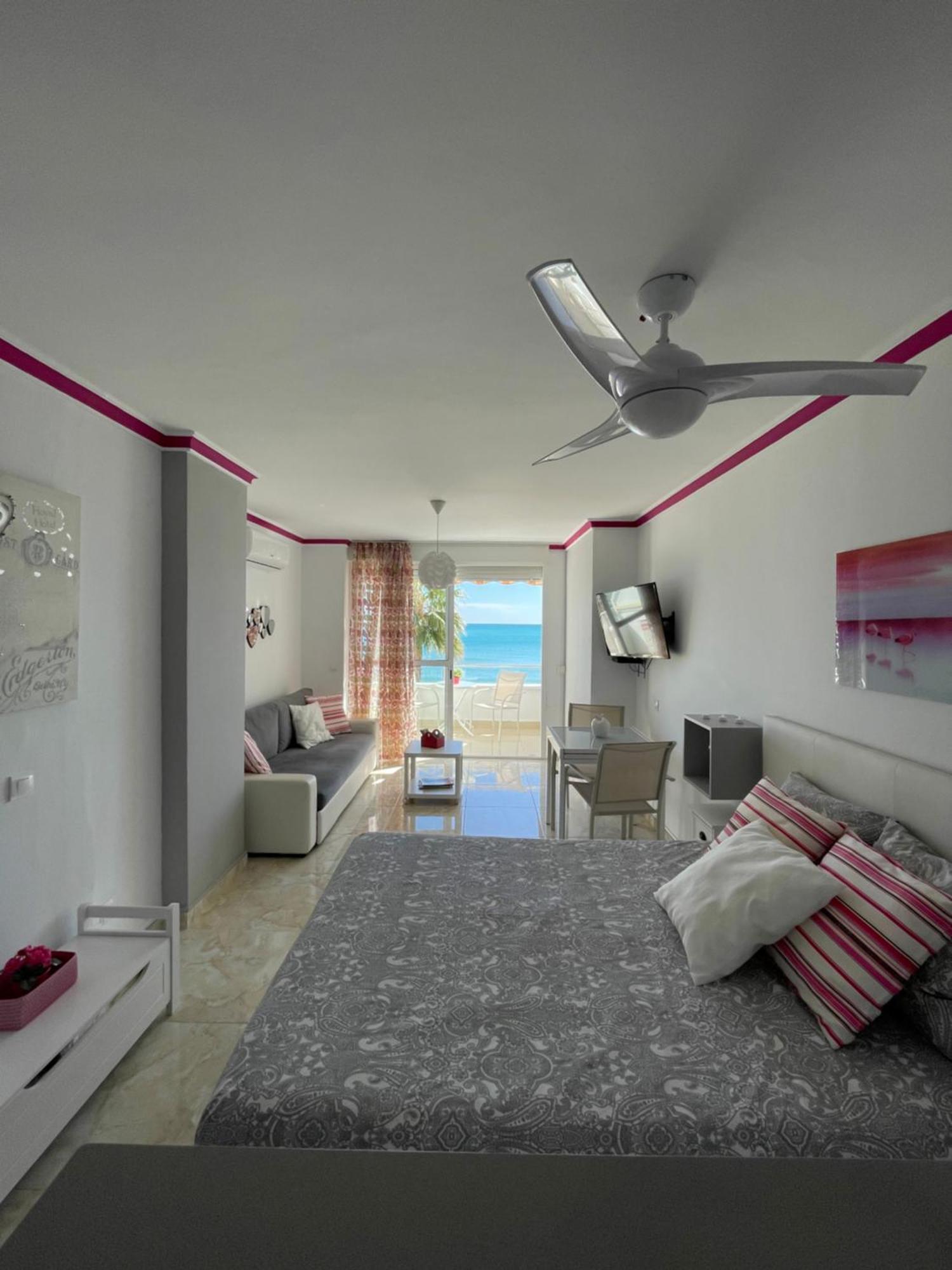 Roca Chica. Studio - First Line Beach Torremolinos Dış mekan fotoğraf