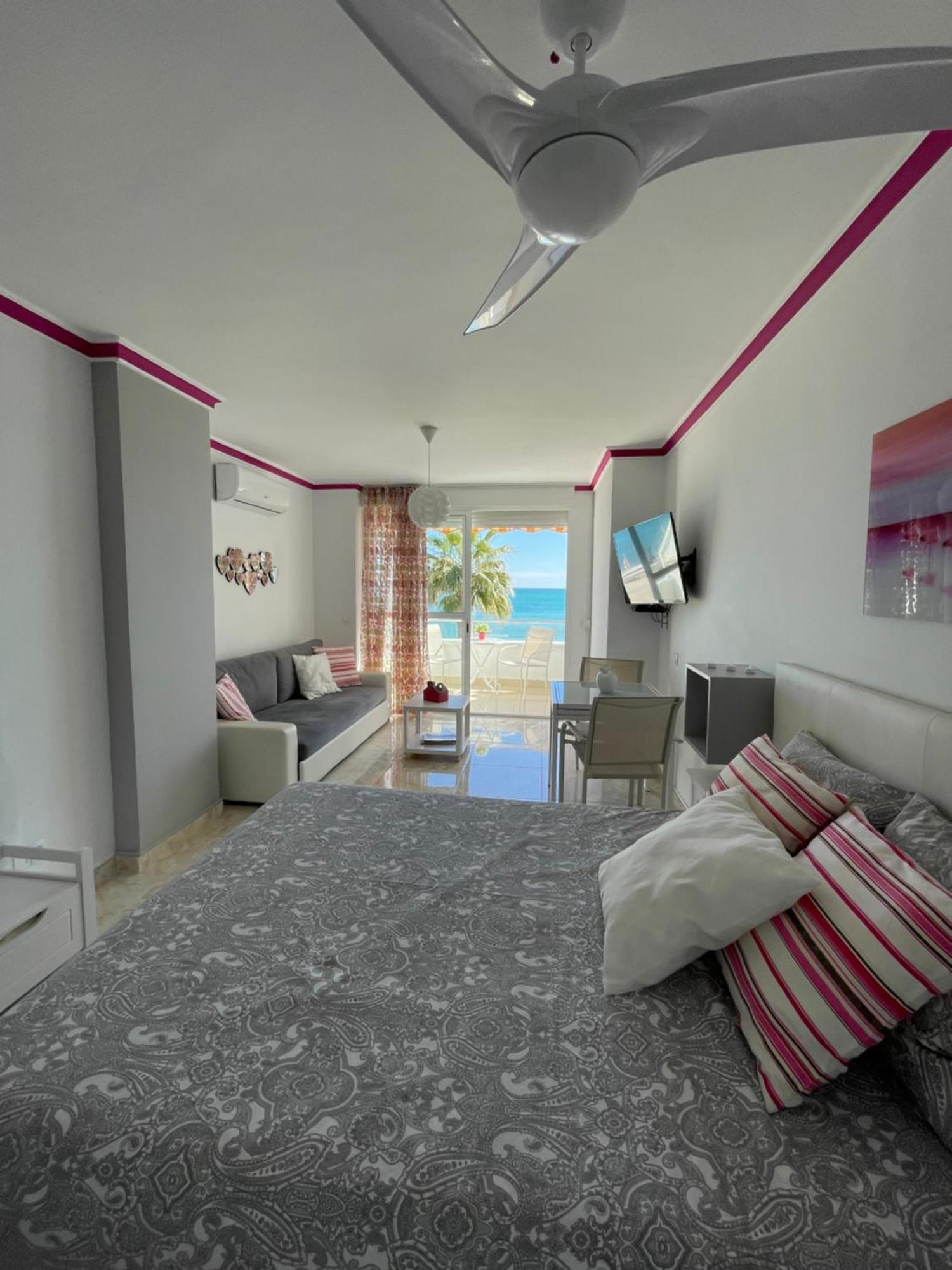 Roca Chica. Studio - First Line Beach Torremolinos Dış mekan fotoğraf